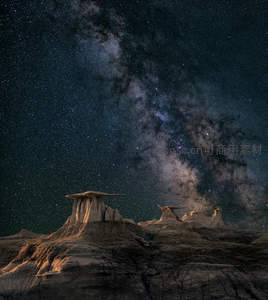 奇岩怪石映银河，荒漠夜空如画卷