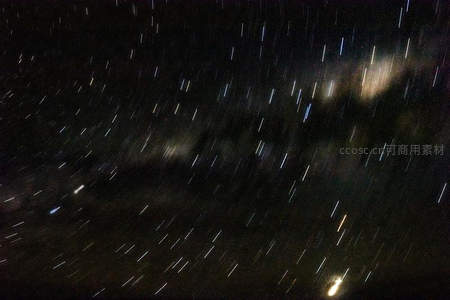 星轨划过长空，时间流逝的视觉诗
