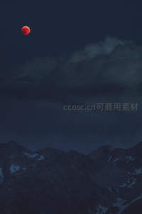血月高悬雪山巅，云海翻腾夜色寒