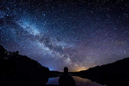 仰望银河入梦，湖畔剪影伴星河
