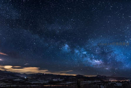 银河横跨雪峰夜空，星海璀璨如梦