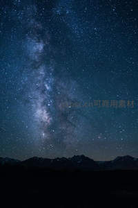 银河垂落山巅，星河浩瀚无垠