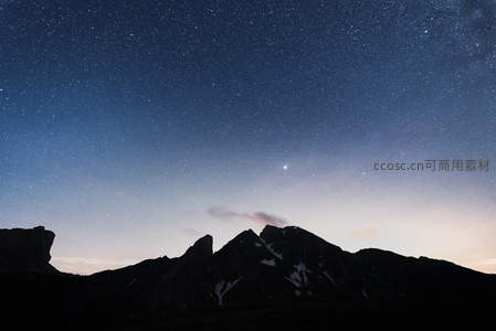 星夜山峦剪影，孤星点缀苍穹