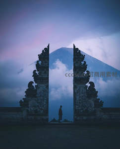 神庙门扉间，火山云海映霞光