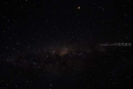 暗夜银河低垂，星尘弥漫苍穹