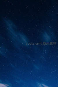 深蓝夜空中的星云与流云轨迹