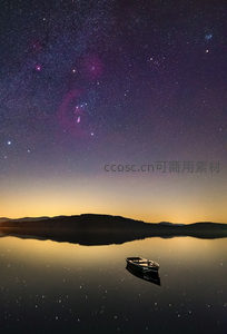 星河倒映湖面小舟静泊山前