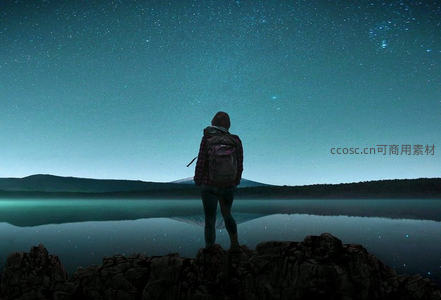 星空下的孤独旅人凝望湖面倒影