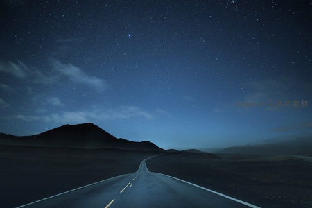 星夜公路蜿蜒伸向未知远方