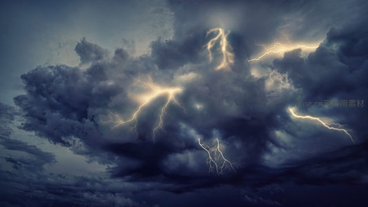 雷暴云层中的电光交响