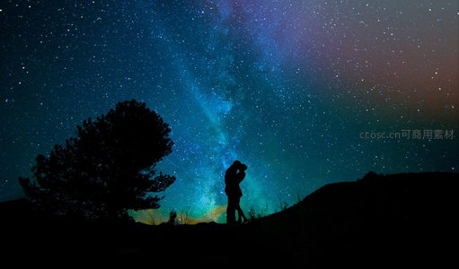 星空下的浪漫剪影情侣相拥
