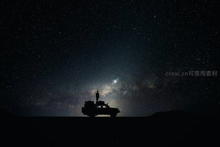 越野车顶观星的孤独身影