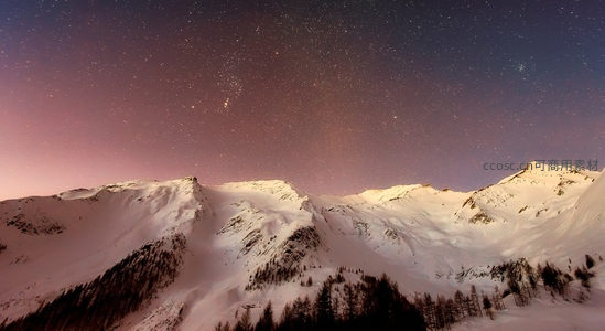 雪峰星空璀璨夜，银河横跨万山巅