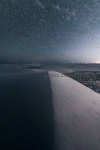 沙丘静卧星河下，夜空浩瀚无边际