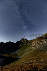 星空下的巍峨山峦