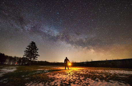 星空下持灯独行者