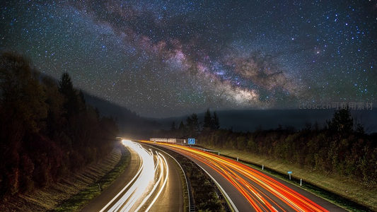 星河下的公路光轨