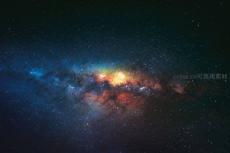 星系中心炽热光芒穿透尘埃