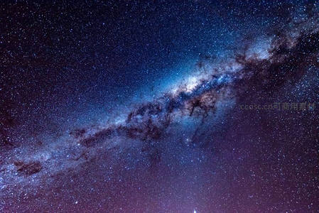 银河横跨深邃夜空璀璨星河