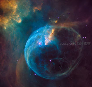 蓝色星云包裹恒星绽放光芒
