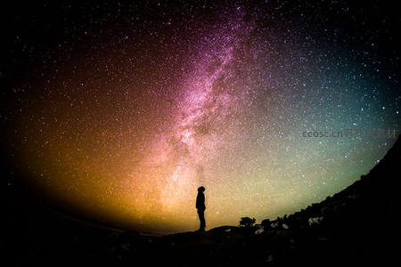 孤独身影仰望绚烂银河星空