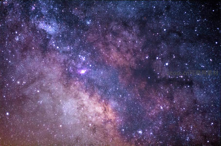 密集星群构成绚丽银河画卷