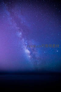 银河横跨夜空，星云璀璨如梦