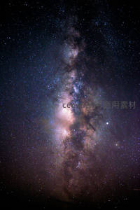 垂直银河核心，星尘与光芒交织