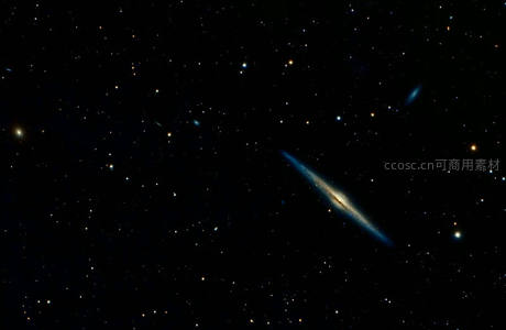 侧视星系穿越星际空间