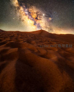沙漠孤影仰望璀璨银河夜空