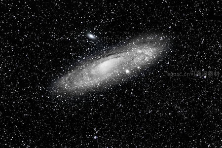 黑白影像中的旋涡星系之美
