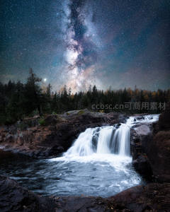 瀑布之上银河垂落如丝带