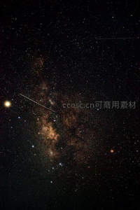 流星划过银河，点亮寂静夜空