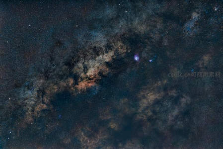 暗物质云与星团交织的宇宙画卷