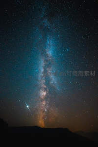 银河垂落山巅，彗星相伴夜空