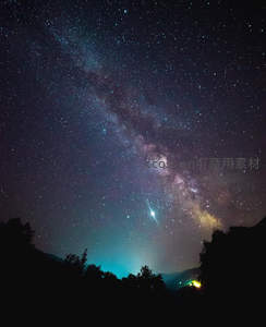 银河横跨夜空，山峦剪影静谧
