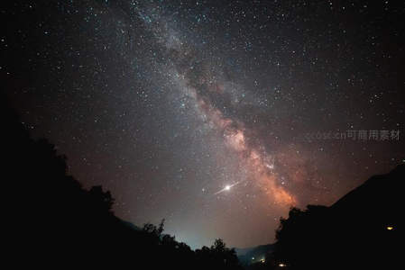 银河倾泻夜空，流星划破寂静
