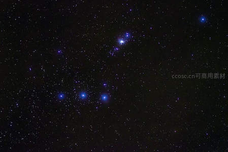 猎户座腰带三星闪耀夜空