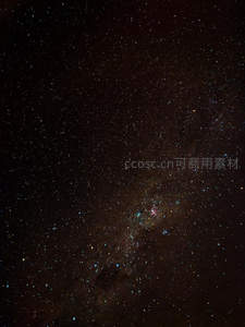 深邃夜空中的银河与繁星点点
