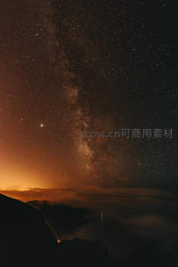 山巅之上云海翻腾银河垂落