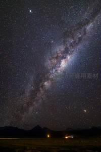 旷野星空下银河斜跨天幕