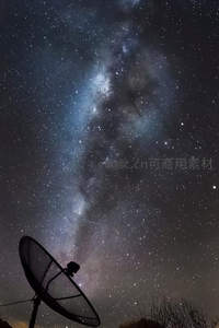 卫星天线仰望璀璨银河长河
