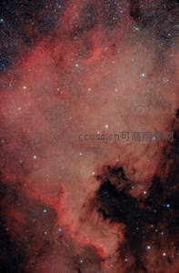 红色星云与繁星点缀的深空奇景