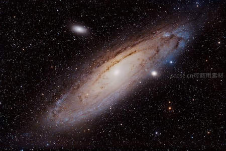 螺旋星系壮丽旋臂横跨夜空