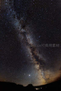 银河拱桥跨越山峦夜空璀璨