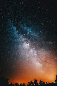 银河横跨夜空，星云璀璨如梦