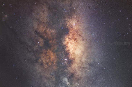 金色银河核心，尘埃与星光共舞