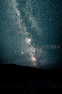 银河斜贯山峦，静谧湖面倒映星河