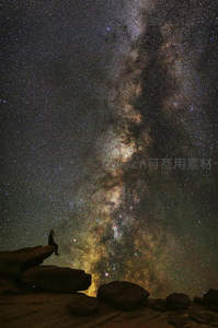 孤影仰望璀璨银河，星河如瀑倾泻夜空