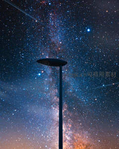 路灯剪影下的璀璨银河夜空